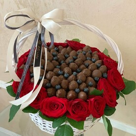 Корзина с розами и ягодами