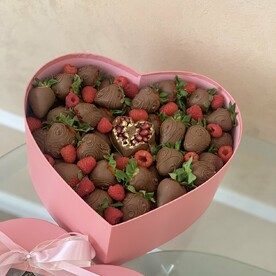 Клубника в шоколаде с гранатовым сердцем