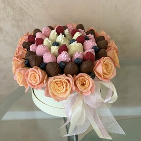 Ягоды с розами в корзинке