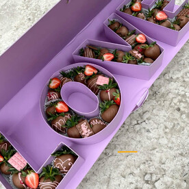 Клубника в шоколаде в коробке Love сирень