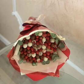 Клубника в шоколаде с эвкалиптом