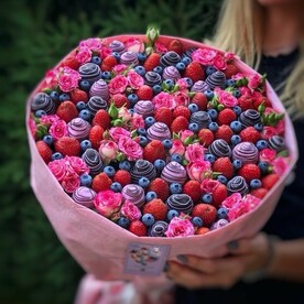 Клубника в шоколаде с розами и голубикой