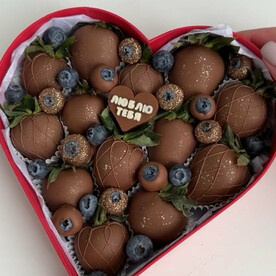 Клубника в шоколаде с медальоном Люблю тебя