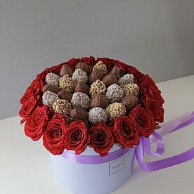 Клубника в шоколаде с розами в коробке сирень