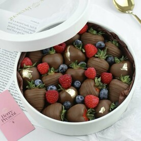 Клубника с голубикой и малиной в круглой коробке