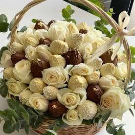Корзина с клубникой и белыми розами