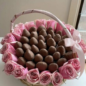 Корзина с розовыми розами и клубникой в шоколаде