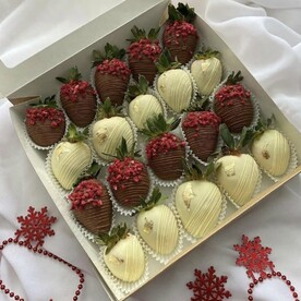 Клубника в белом и молочном шоколаде