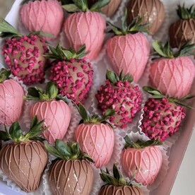 Клубника в молочном и розовом шоколаде с вензелями