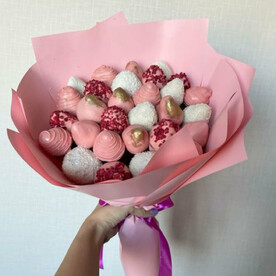 Розовый букет из клубники в шоколаде