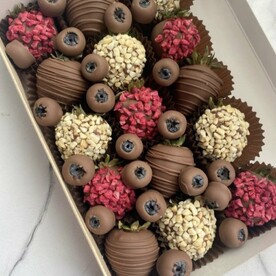 Клубника и голубика в шоколаде 2