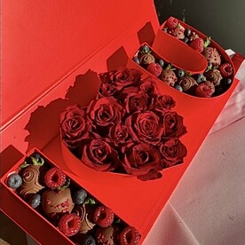 Клубника в шоколаде с розами 12