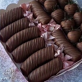 Бананы и клубника в шоколаде с лентами