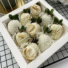 Клубника в белом шоколаде с раффаэлло