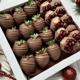 Клубника в шоколаде с гранатовыми сердцами