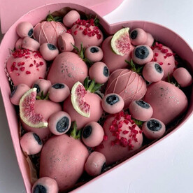 Клубника и голубика в розовом шоколаде 3