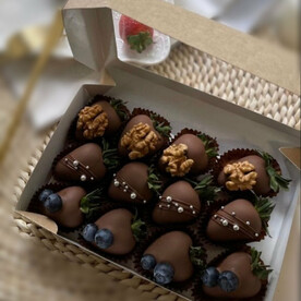 Клубника в шоколаде с грецким орехом 2