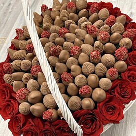 Корзина с клубникой и розами 3