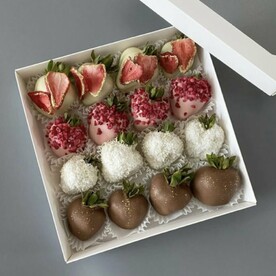 Клубника в трех шоколадах ( белый, розовый, молочный)