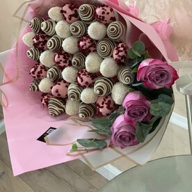 Клубника в шоколаде с розами и эвкалиптом