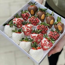 Клубника в шоколаде с миндалем