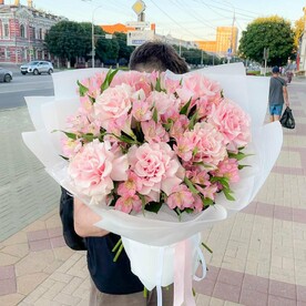 Букет из 9 французских роз и 12 альстромерий