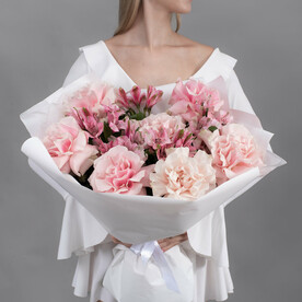 Букет из розовых французских роз и розовых альстромерий