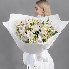 Букет из альстромерии и танацетума