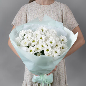 Букет из 5 белых, кустовых хризантем