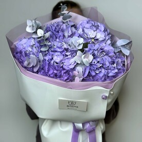 Лавандовые гортензии с эвкалиптом в стильном оформлении