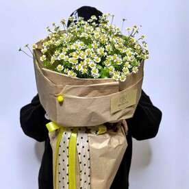 Букет ромашек в крафтовой упаковке