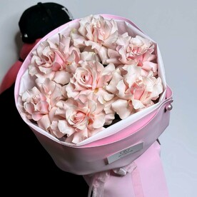 Нежно-розовые французские розы в стильной упаковке