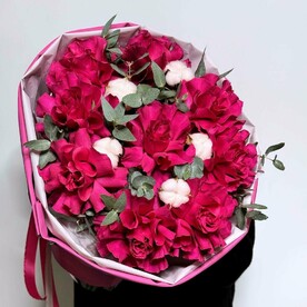 Малиновые французские розы с хлопком и эвкалиптом