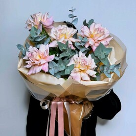 Кремовые французские розы с эвкалиптом в стильной упаковке