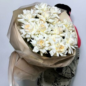 Пионовидные французские розы в дизайнерском оформлении