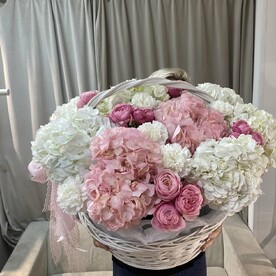 Белые гортензии пион розы и диантусы