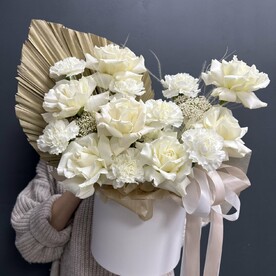 Коробка в белой цветовой гамме с французскими розами