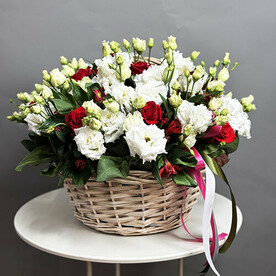 Корзина с эустомой и розоц