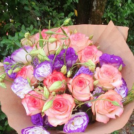 Букет из роз и эустомы «Цвет настроения»