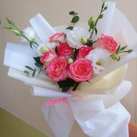 Букет из роз и эустомы «Свидание»