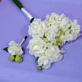 Букет невесты и бутоньерка из эустомы