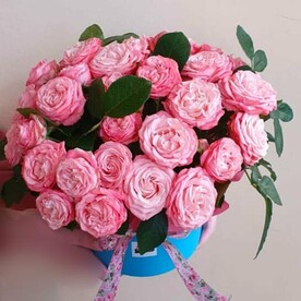 Кустовые розы в шляпной коробке