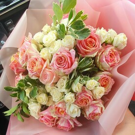 Букет роз с зеленью