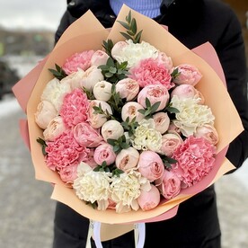 Букет из роз и гвоздик «Объятия»