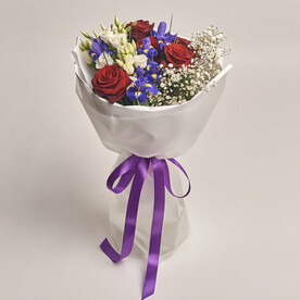 Сборный букет с розами и ирисами «Взгляд любви»