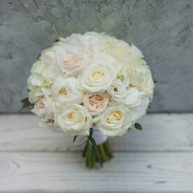 Букет невесты из роз и гортензии «Верность»