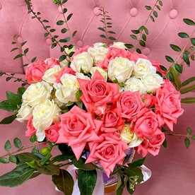 Кустовые розы в шляпной коробке