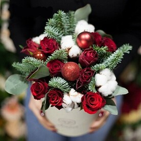 Новогодний букет в шляпной коробке