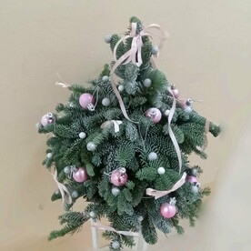 Новогодняя композиция в форме ели