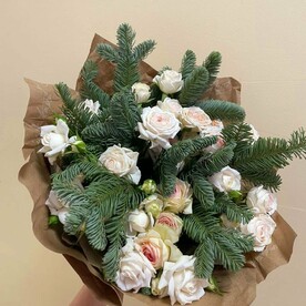 Букет из роз и ели
